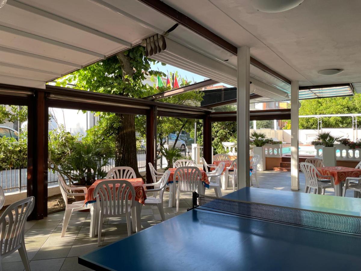 Hotel Apis Rimini Exterior foto