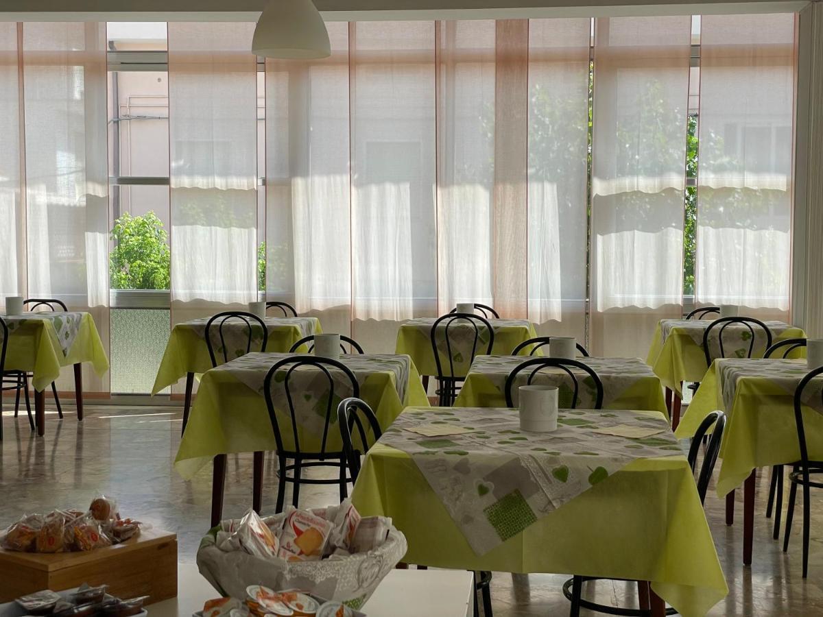 Hotel Apis Rimini Exterior foto