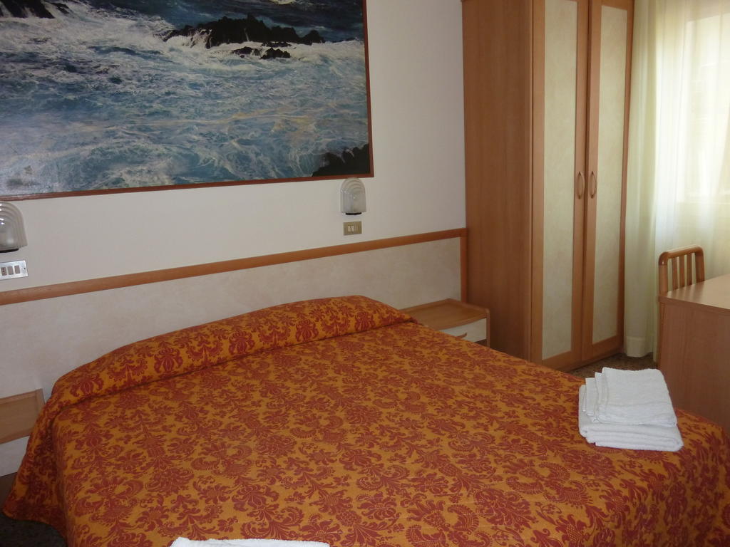 Hotel Apis Rimini Zimmer foto