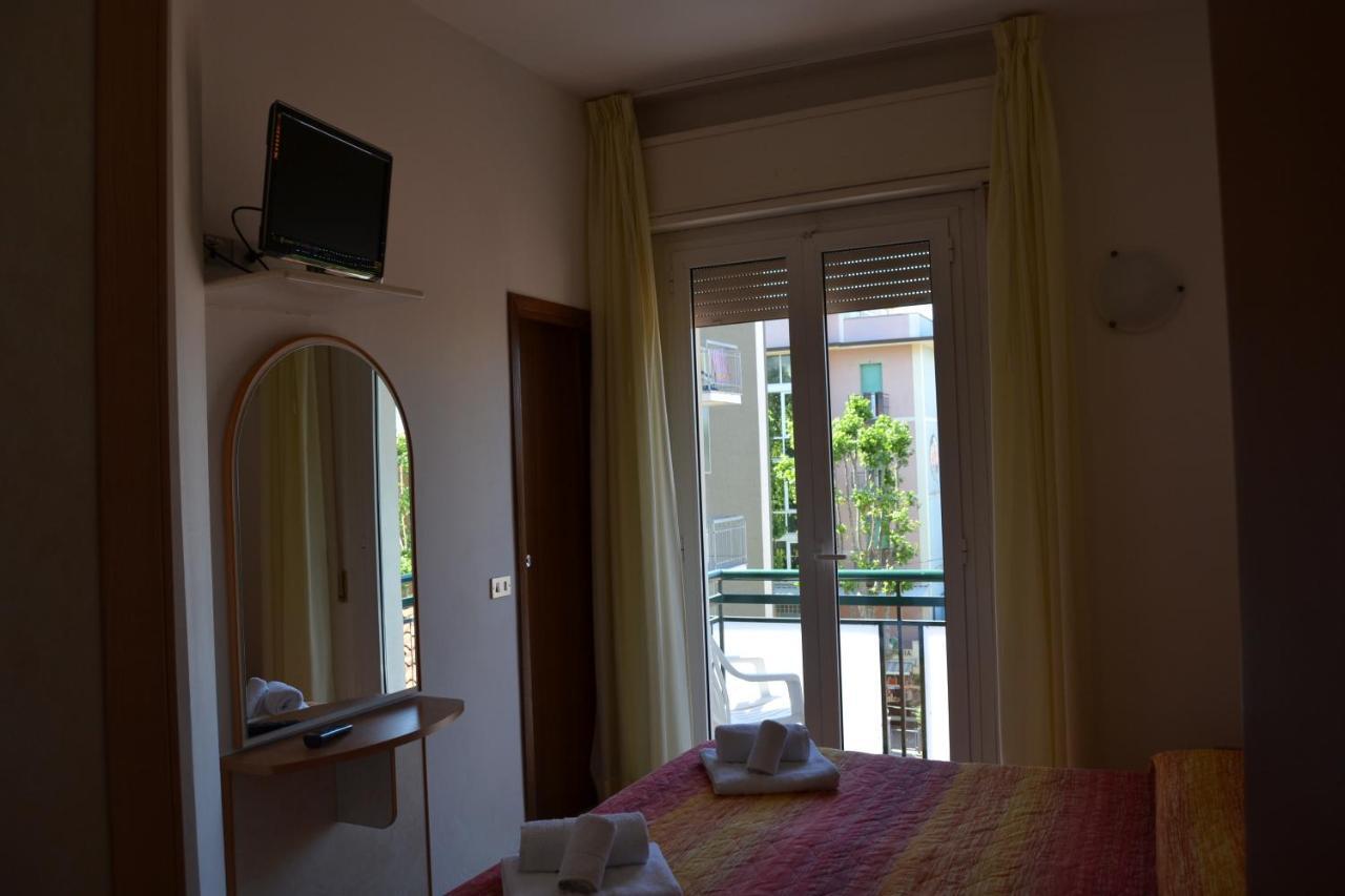 Hotel Apis Rimini Exterior foto