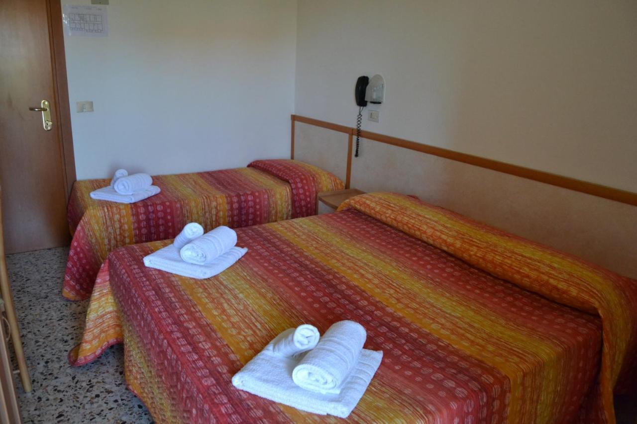 Hotel Apis Rimini Exterior foto
